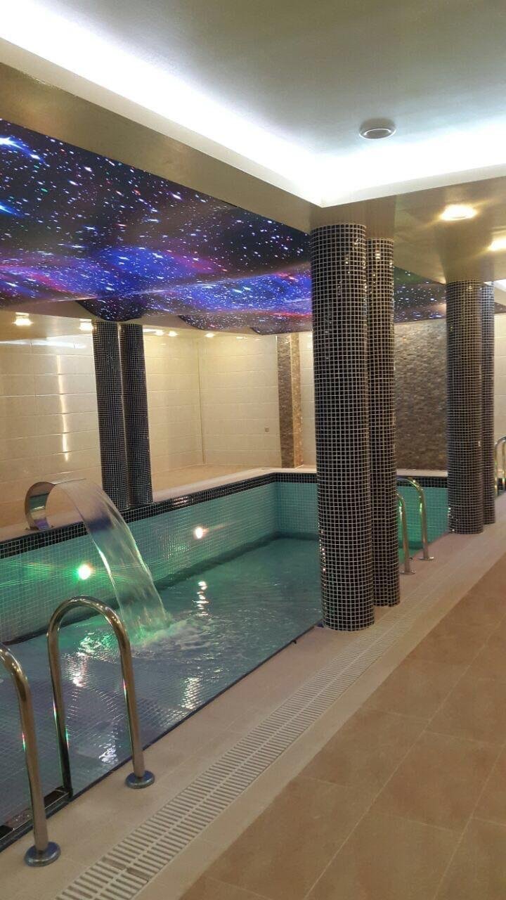 Kapalı havuzda şelale